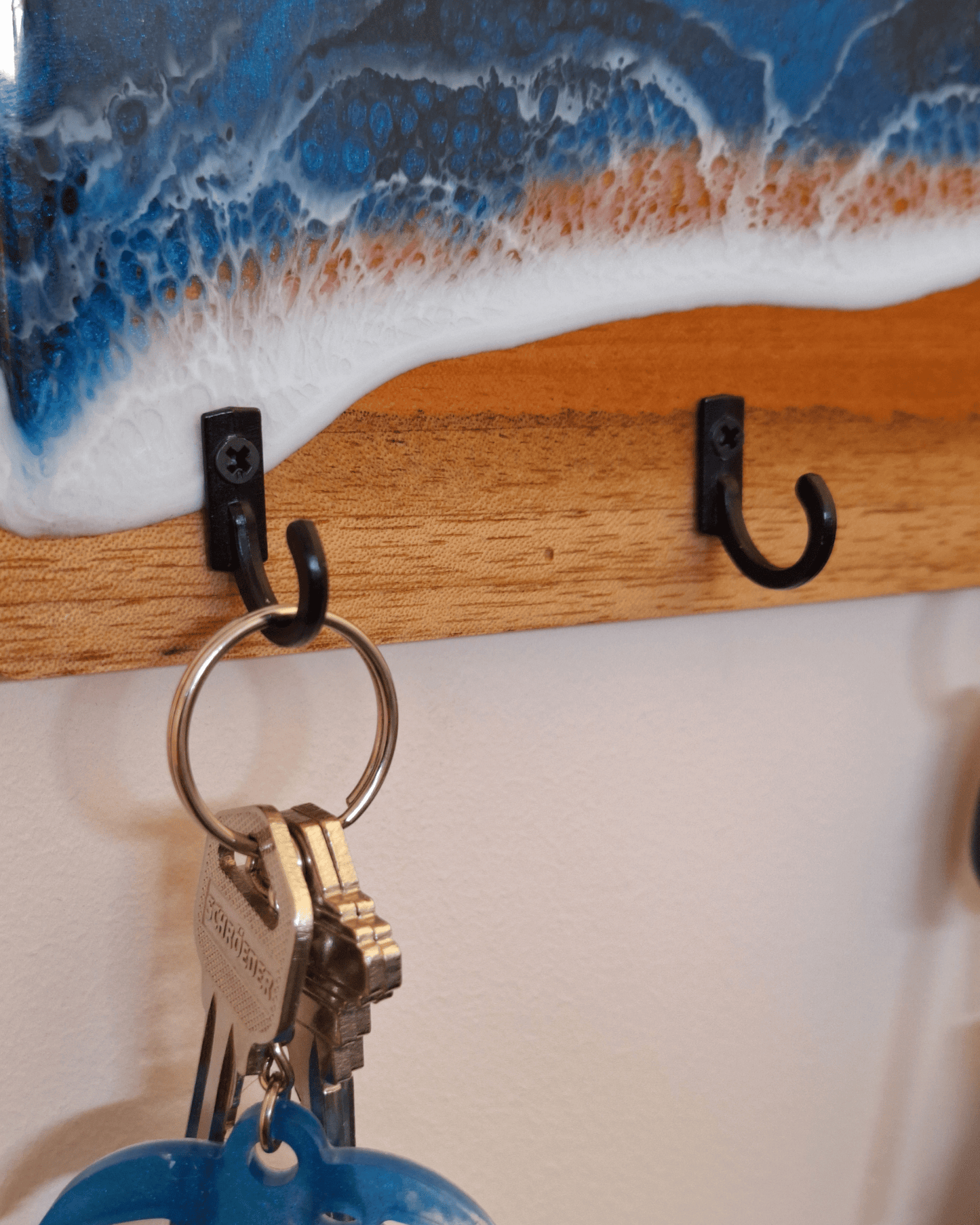 Detail of the wave in the key holder