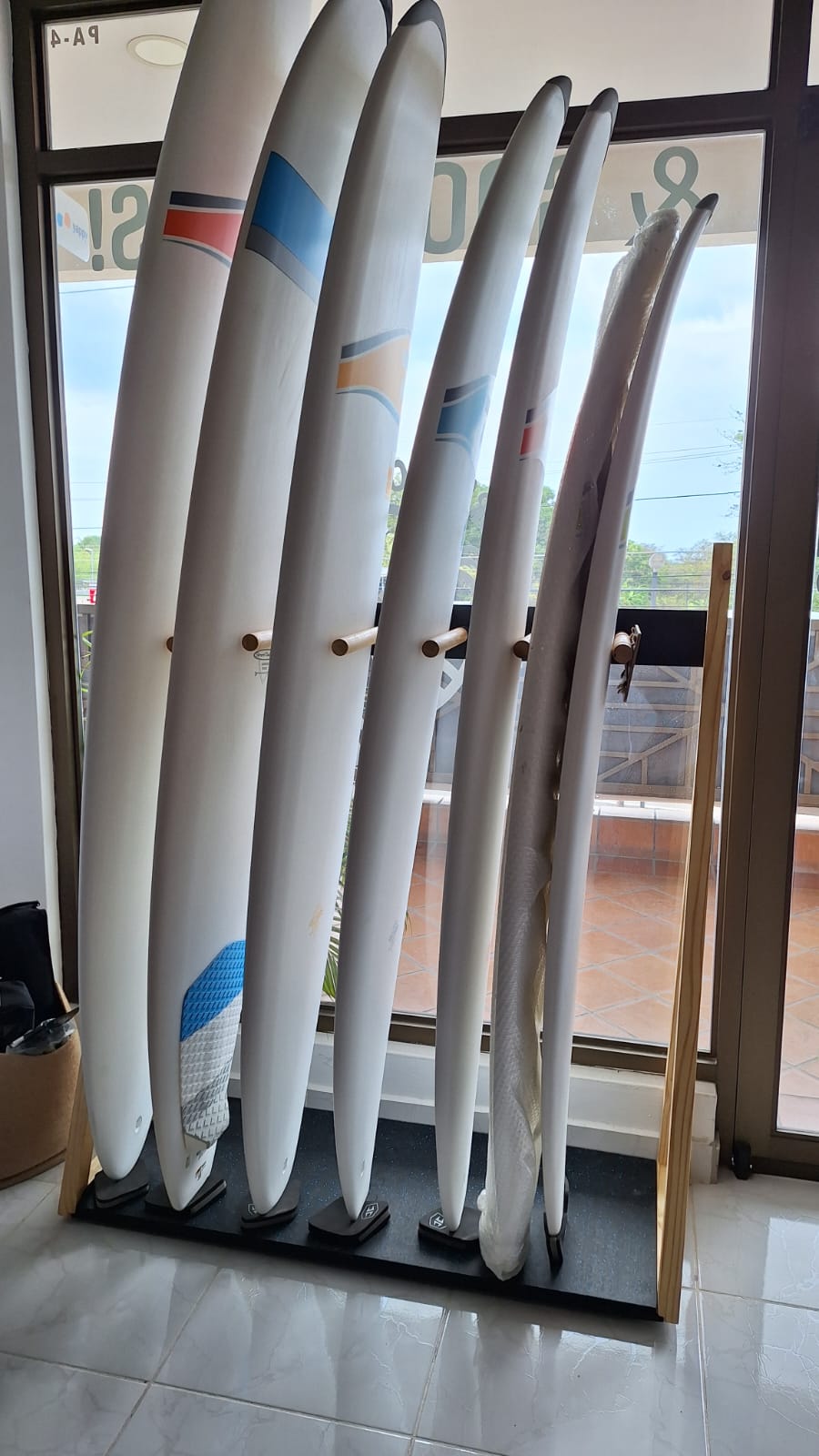 Estante para surf de madera y negro
