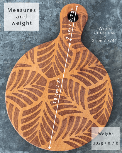 Dimensions of the cutting board : 7 inches diameter