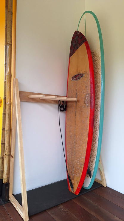 Estante para surf de madera y negro