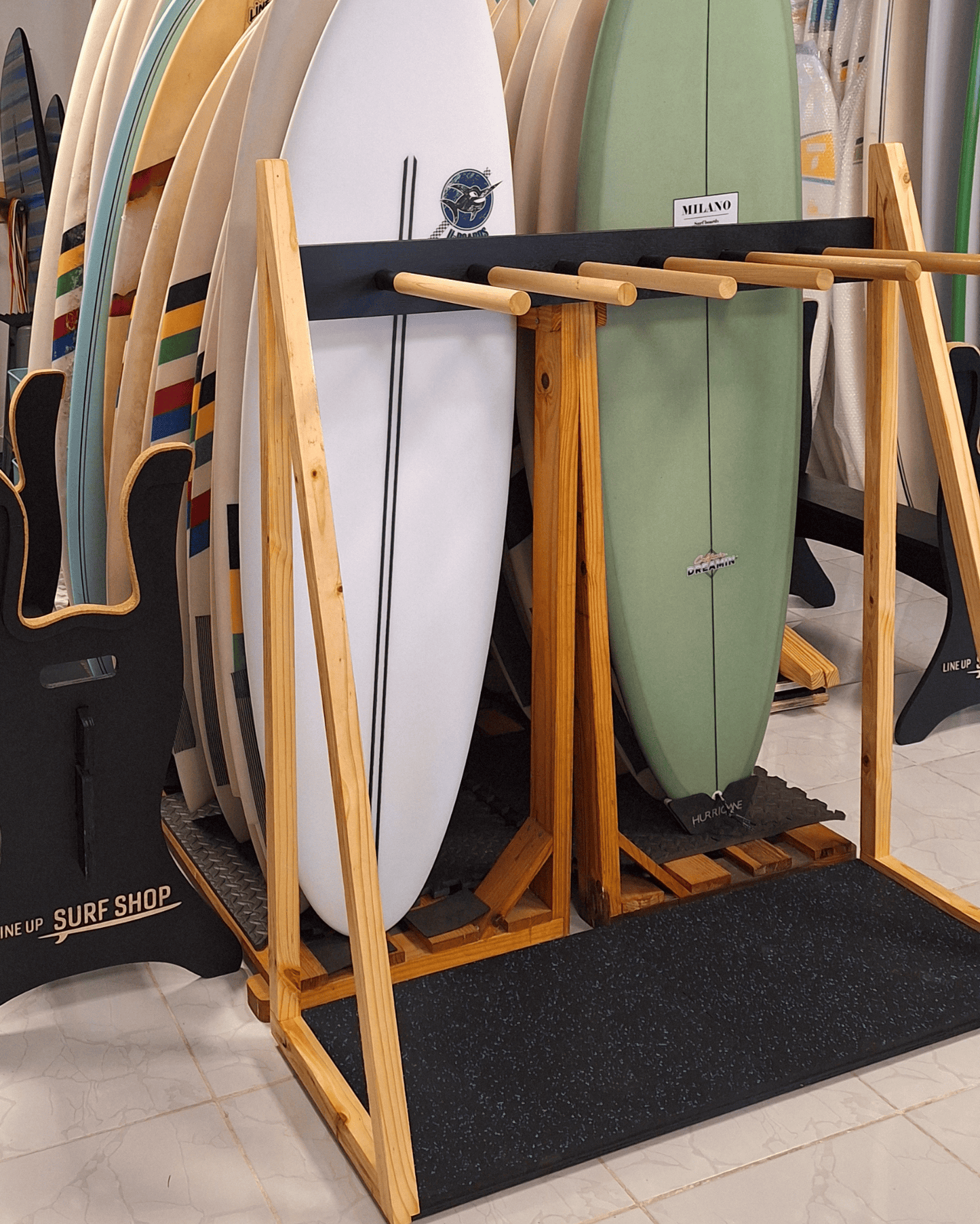 Estante para surf de madera y negro