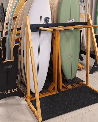 Estante para surf de madera y negro