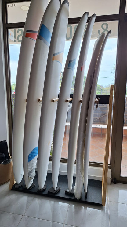 Estante para surf de madera y negro
