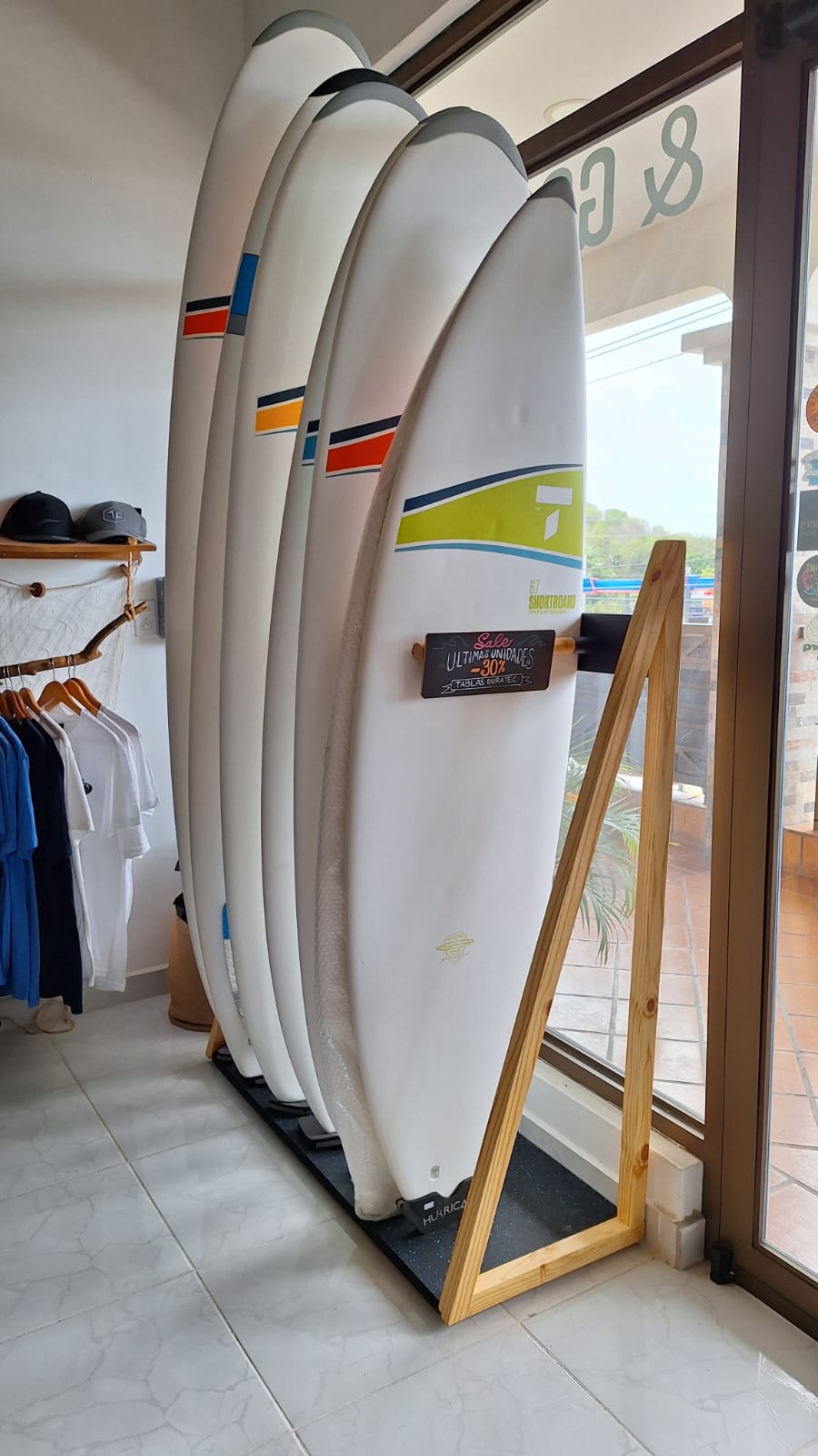 Estante para surf de madera y negro
